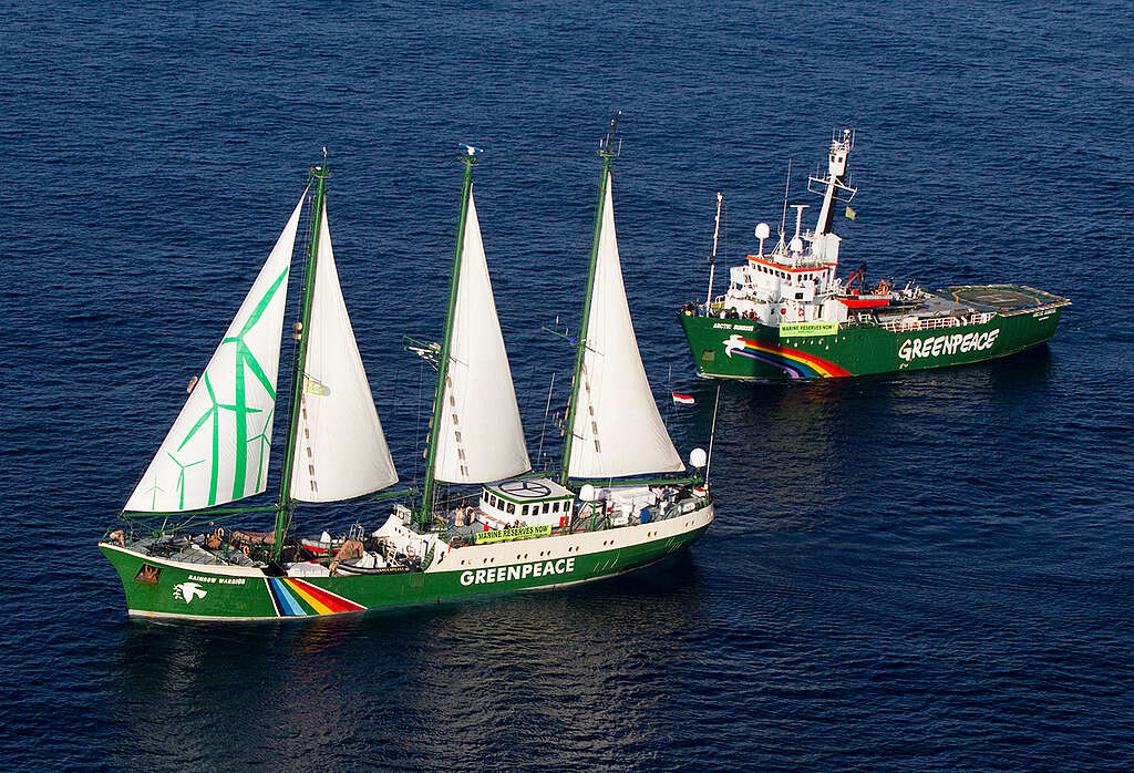 RW and Arctic Sunrise in the Mediterranean. © Paul Hilton / Greenpeace