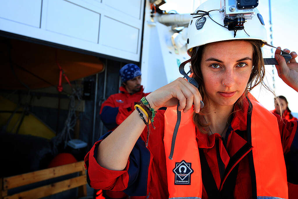 Volunteer on Rainbow Warrior in Australia. © James Alcock / Greenpeace