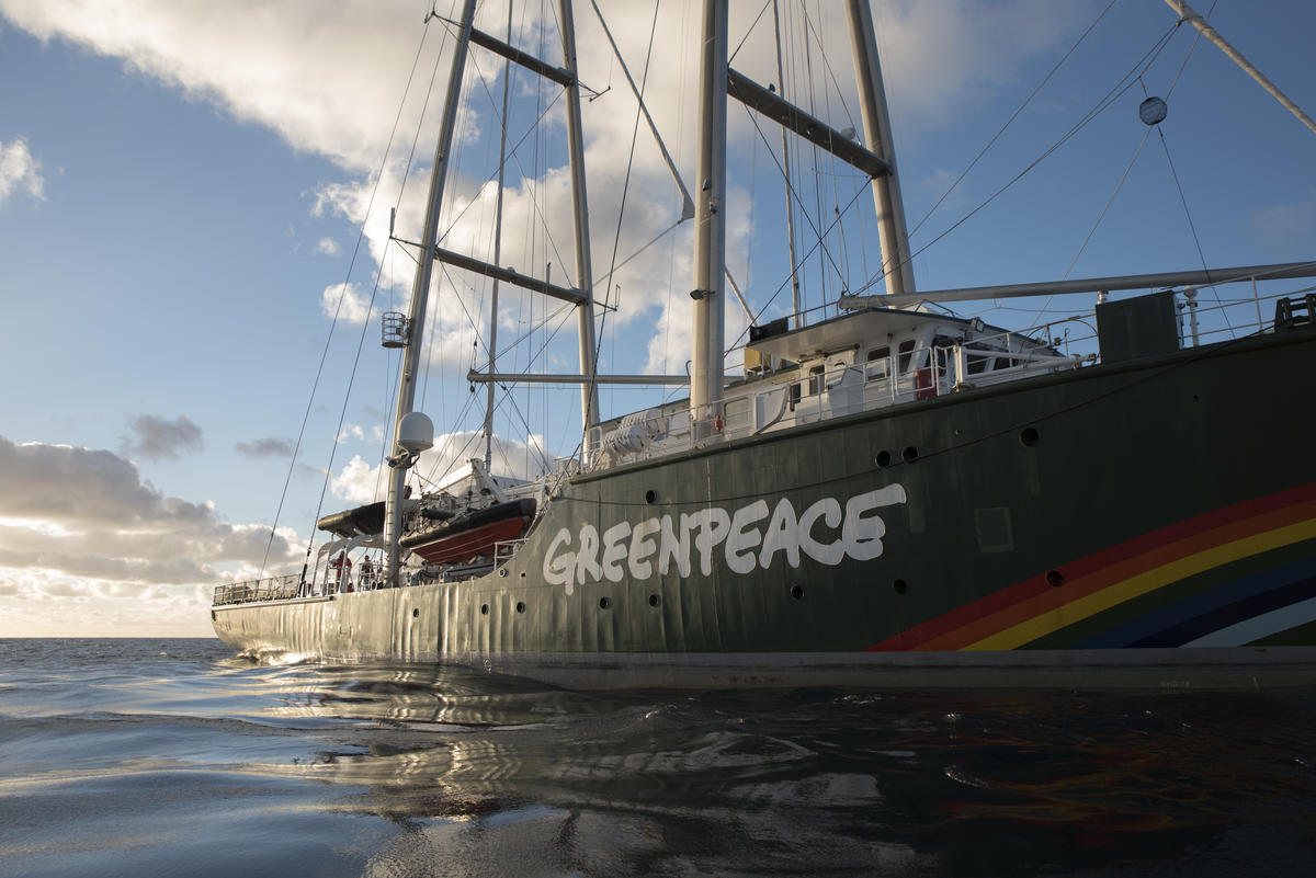 The Rainbow Warrior around Ceduna in South Australia. © Alana Holmberg / Greenpeace