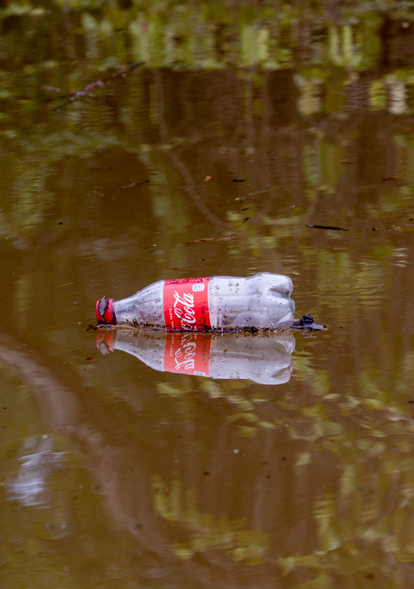 Coca-Cola Pollution in the Anacostia River in Maryland. © Tim Aubry / Greenpeace