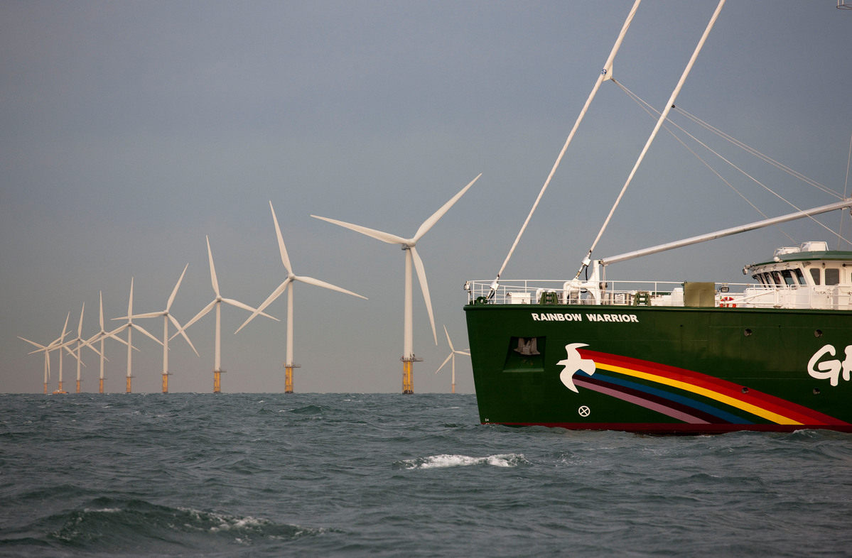 Rainbow Warrior Passes Amalia Wind Farm. © Bas Beentjes / Greenpeace