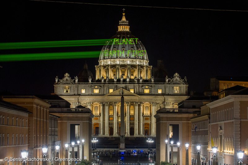 In the early morning, a few hours before the meeting between Pope Francis and US President Donald Trump in Rome, Greenpeace activists demonstrate for more climate protection. On the dome of St. Peter's Basilica they project the message &quot;Planet Earth First!&quot;. The message, a parody of Trump’s America First government policy, calls on the US administration to commit to global climate action and the goals of the Paris Climate Agreement. Wenige Stunden vor dem Treffen zwischen Papst Franziskus und US-Praesident Donald Trump haben Greenpeace-Aktivisten am fruehen Mittwochmorgen in Rom für mehr Klimaschutz demonstriert. Auf die Kuppel des Petersdoms projizierten sie die Botschaft „Planet Earth First!“.