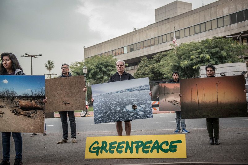 In response to the announcement of the United States government to abandon the Paris Climate Agreement, Greenpeace expressed its concern and alert in front of the US Embassy in Buenos Aires. Buenos Aires, 01 de junio de 2017.- En respuesta a los anuncios del gobierno de los Estados Unidos de abandonar el Acuerdo de Clima de Paris, Greenpeace manifesto su preocupacion y alerta frente a la Embajada de EEUU en Buenos Aires.
