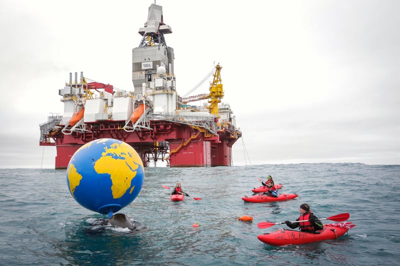 4 people in kayaks have reached Statoil’s rig, the Songa Enabler. They are bringing a huge globe with messages from people around the world urging the Norwegian government to end its Arctic oil expansion. 17 Aug, 2017 © Nick Cobbing / Greenpeace