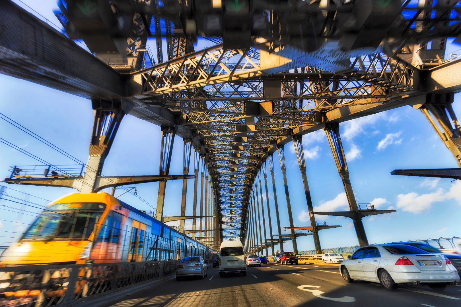 HWY Sy Harbour Bridge Train|Cycling Track to the City|Cyclist on Cycle Lane in LondonRadfahrer auf Fahrradspur in London|In the city|Grattan Table Lifecycle Emissions