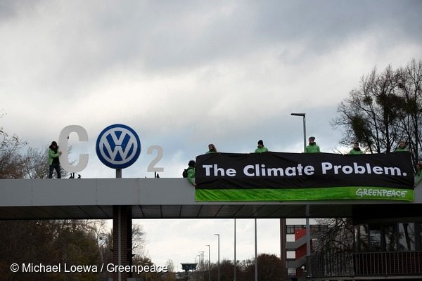 rp_119431_201591.jpg|CO2 Protest at VW Factory Gate in WolfsburgCO2 Protest am VW Werkstor in Wolfsburg