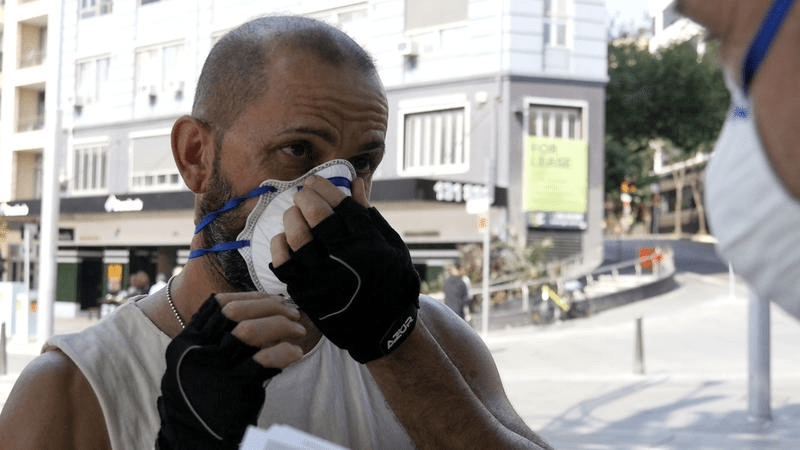 Greenpeace volunteers in the Sydney CBD handed out dust masks as the air quality index soared to levels 10-25 times higher than World Health Organisation guidelines.
