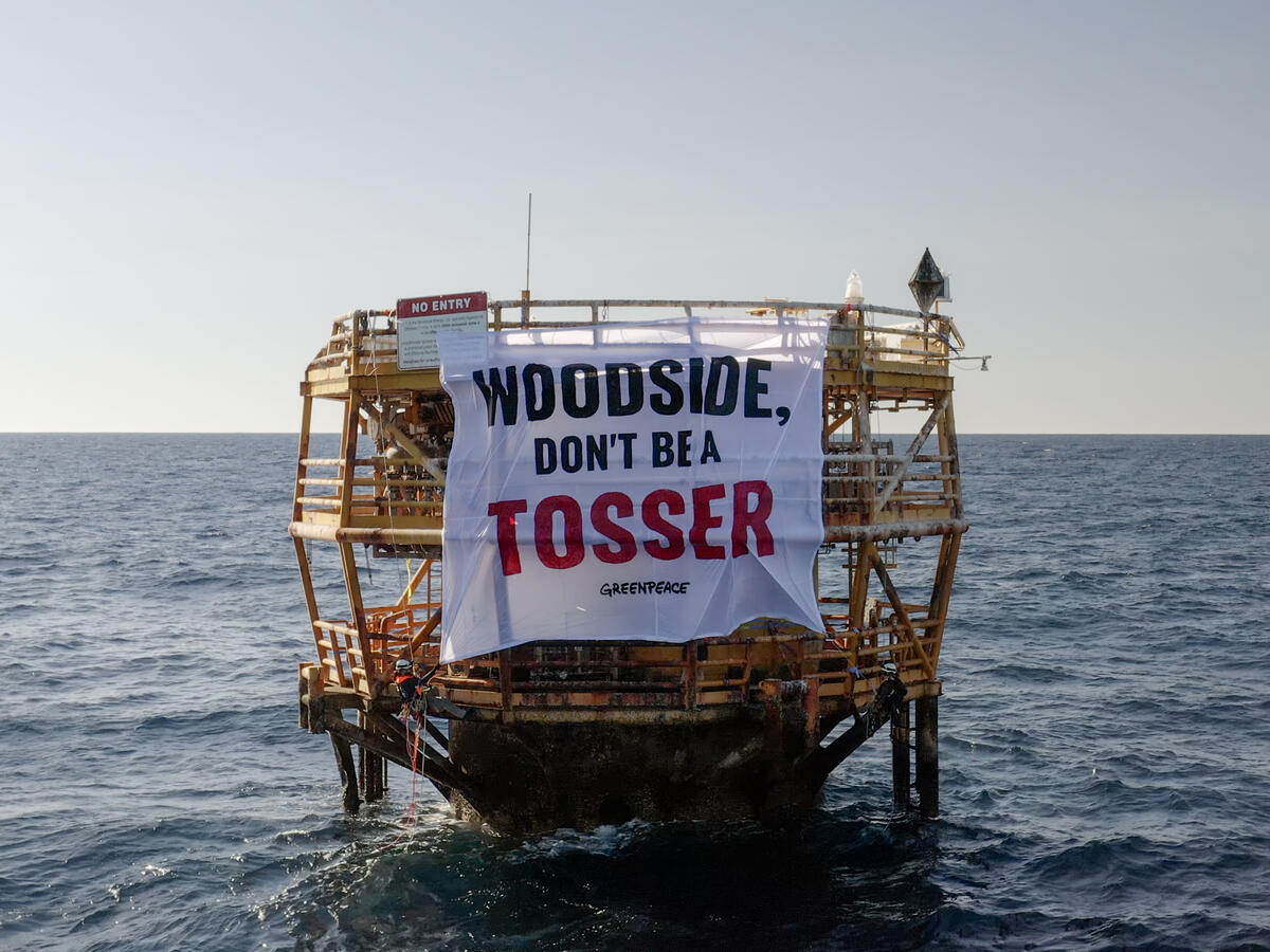 Activists Occupy Woodside's Toxic Oil Tower in Australia. © Greenpeace