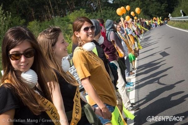 From Poland to Germany a human chain