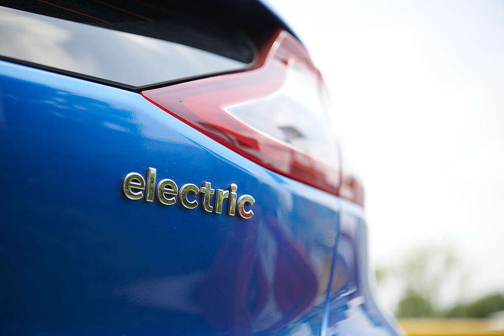 Electric Cars at Charging Station in South Korea. © Jung-geun Augustine Park / Greenpeace