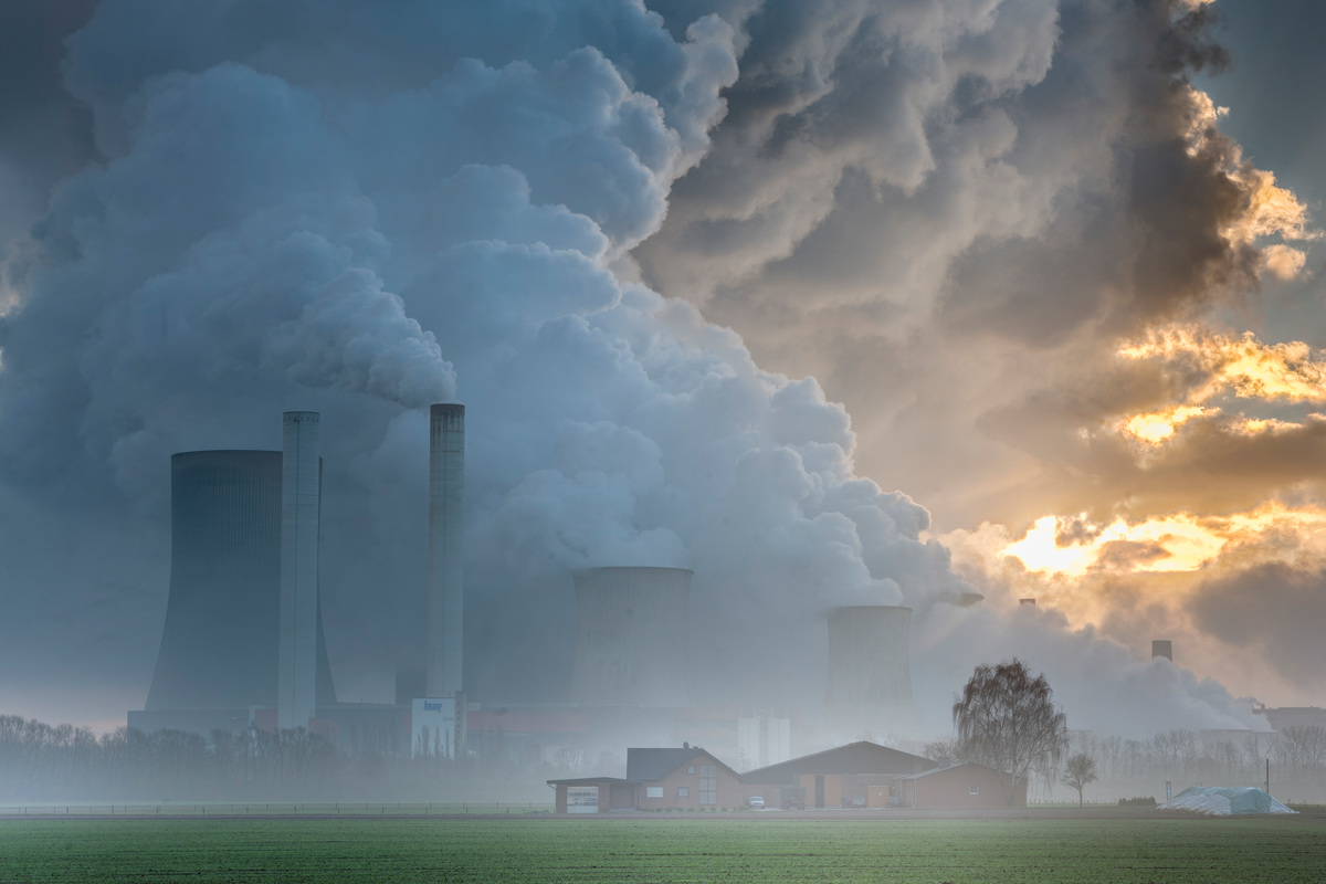 Coal Fired Power Plant in the Rhenish Lignite Mining Area. © Bernd Lauter / Greenpeace