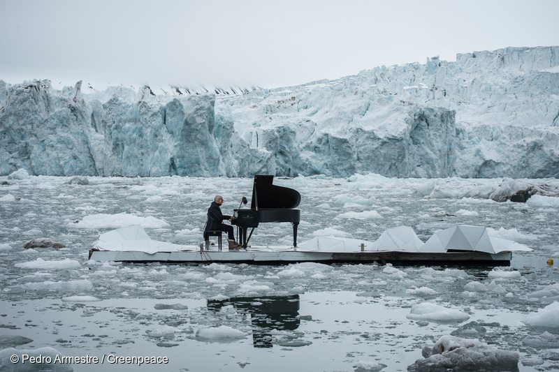 Composer and Pianist Ludovico Einaudi Performs in the Arctic OceanGreenpeace organiza un concierto historico con el pianista Ludovico Einaudi en el oceano çrtico para pedir su proteccion.