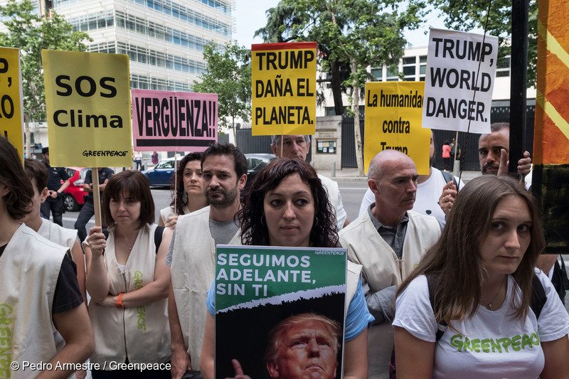 In response to the announcement of the United States government to abandon the Paris Climate Agreement, Greenpeace expressed its concern and alert in front of the US Embassy in Madrid. 01/06/2017. Embajada de Estados Unidos. Madrid, España. Activistas de Greenpeace se concentran pacíficamente frente al edificio de la Embajada de Estados Unidos en Madrid para protestar por la decisión del presidente Donald Trump sobre el acuerdo del clima de París.