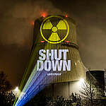 Greenpeace activists are protesting simultaneously against unsafe nuclear power and for the legally regulated phase-out at the three remaining nuclear power plants Neckarwestheim, Emsland/Lingen and Isar/Essenbach. Using powerful projectors, the environmentalists are projecting expired TÜV seals and the words "Expired, shut down" onto the cooling towers of the nuclear power plants. With their action, the activists draw attention to the fact that the three nuclear power plants have long needed a complete safety check and must now be consistently shut down on 15 April 2023 when the "lifetime extension" expires.
