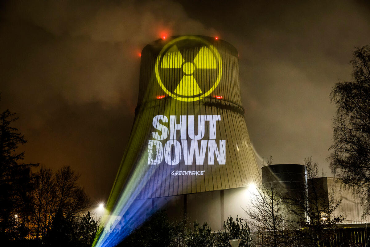 Projection for Final Shutdown at Emsland NPP. © Lars Berg / Greenpeace