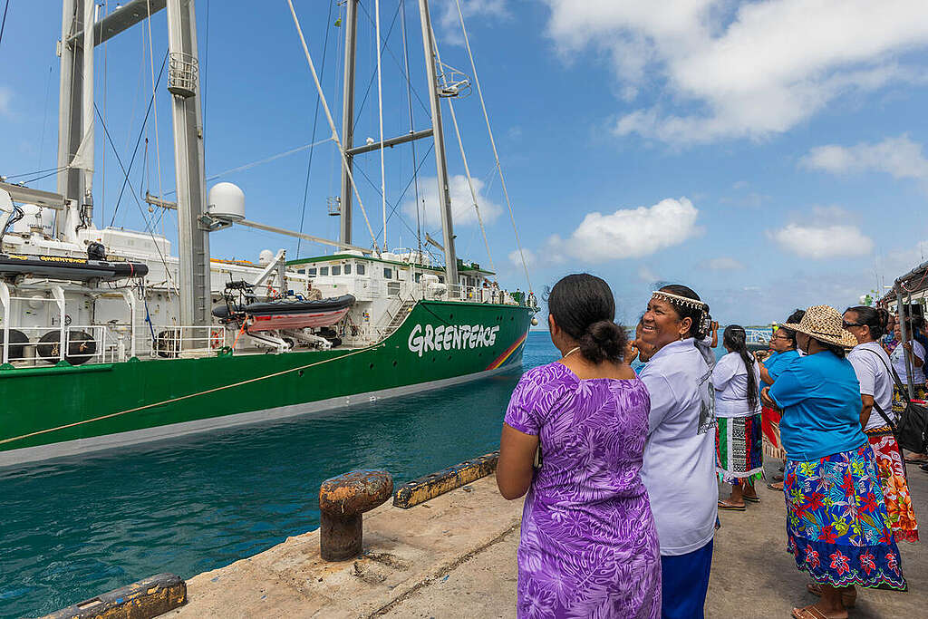 Ariana Tibon Kilma from the National Nuclear Commission, greets the Rainbow Warrior into the Marshall Islands. © Bianca Vitale / Greenpeace