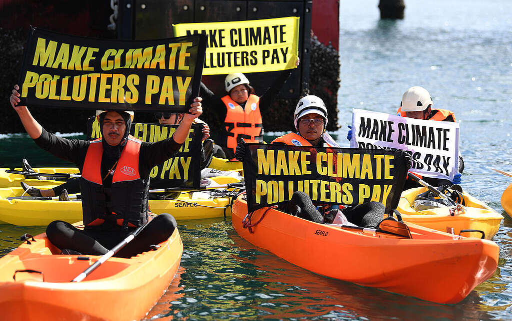 Activists Block Shell Import Terminal in Batangas. © Noel Celis / Greenpeace
