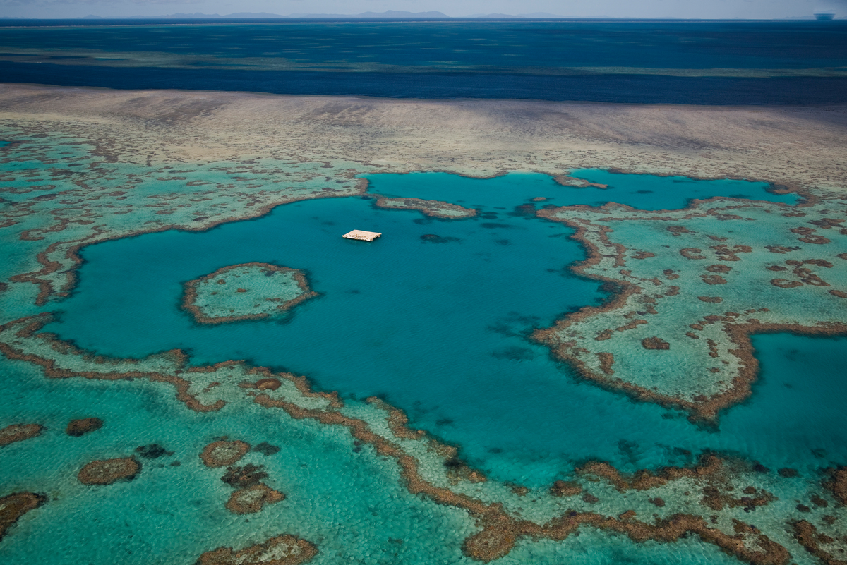 Aerial of Great Barrier Reef. © Michael Amendolia / Greenpeace
