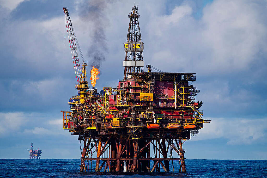 Cormorant Oil Field in the North Sea. © Marten  van Dijl / Greenpeace