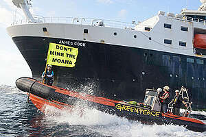 Confronting James Cook Vessel in the Pacific Ocean. © Martin Katz / Greenpeace