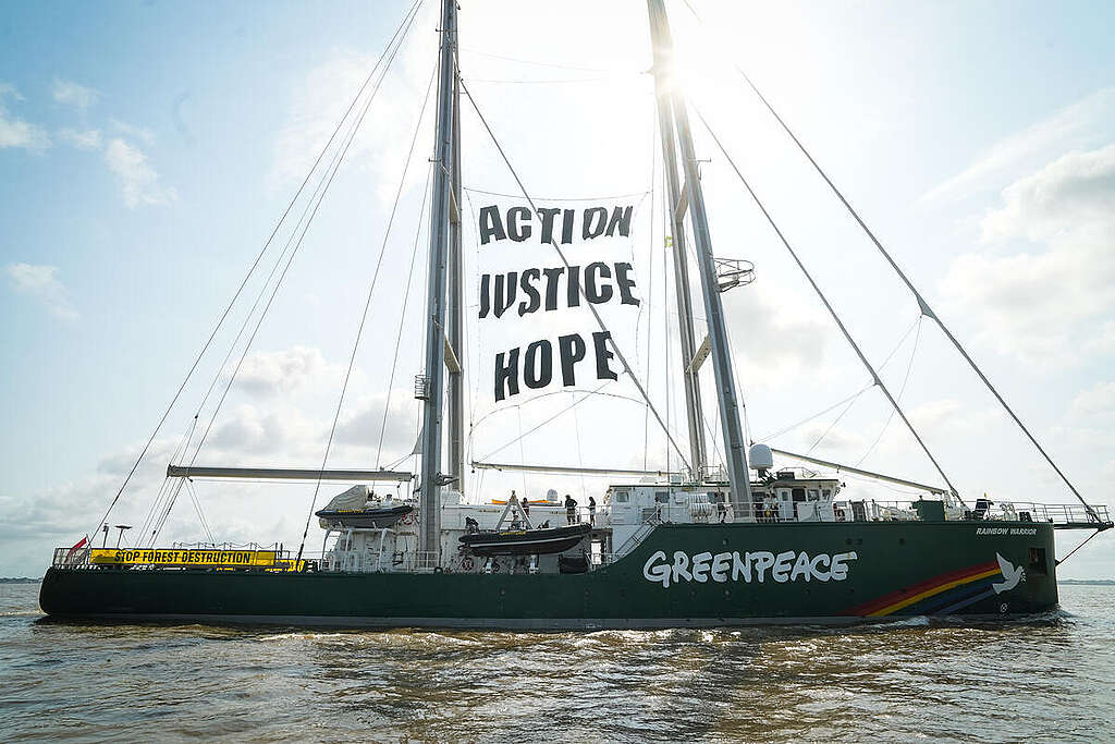 Greenpeace Ship Rainbow Warrior Arrives in Belém for COP30. © Filipe Bispo / Greenpeace