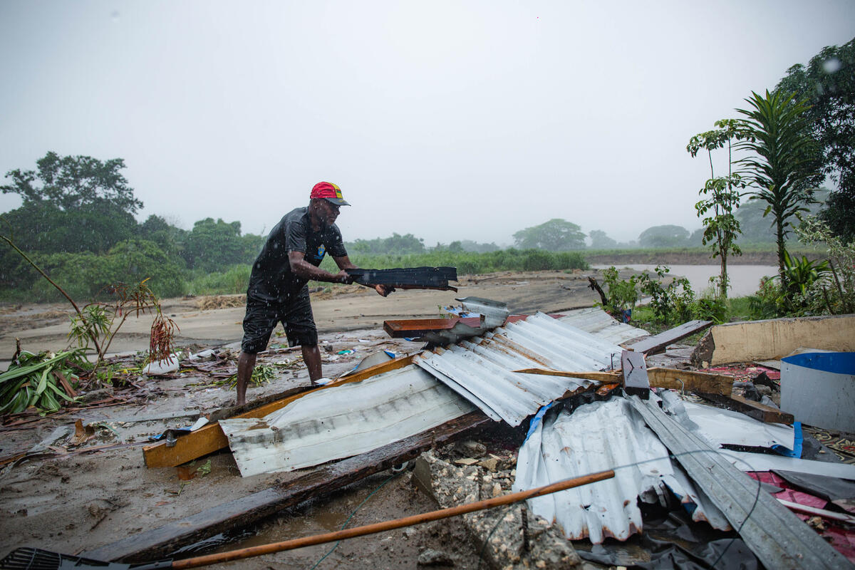 George Pusi Cleans up His Yard in Port Vila, Vanuatu. © Niki Kuautonga / Greenpeace