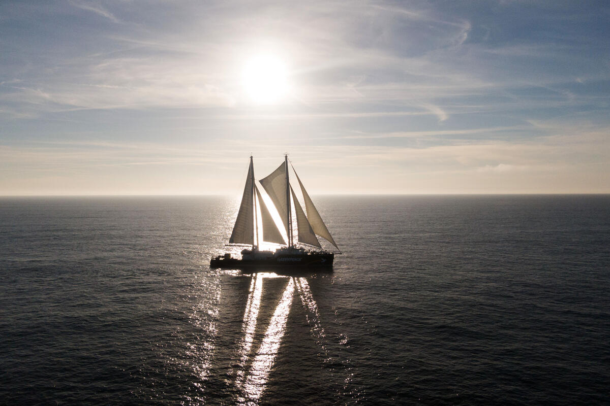 Rainbow Warrior in Full Sail in UK. © Kristian Buus / Greenpeace