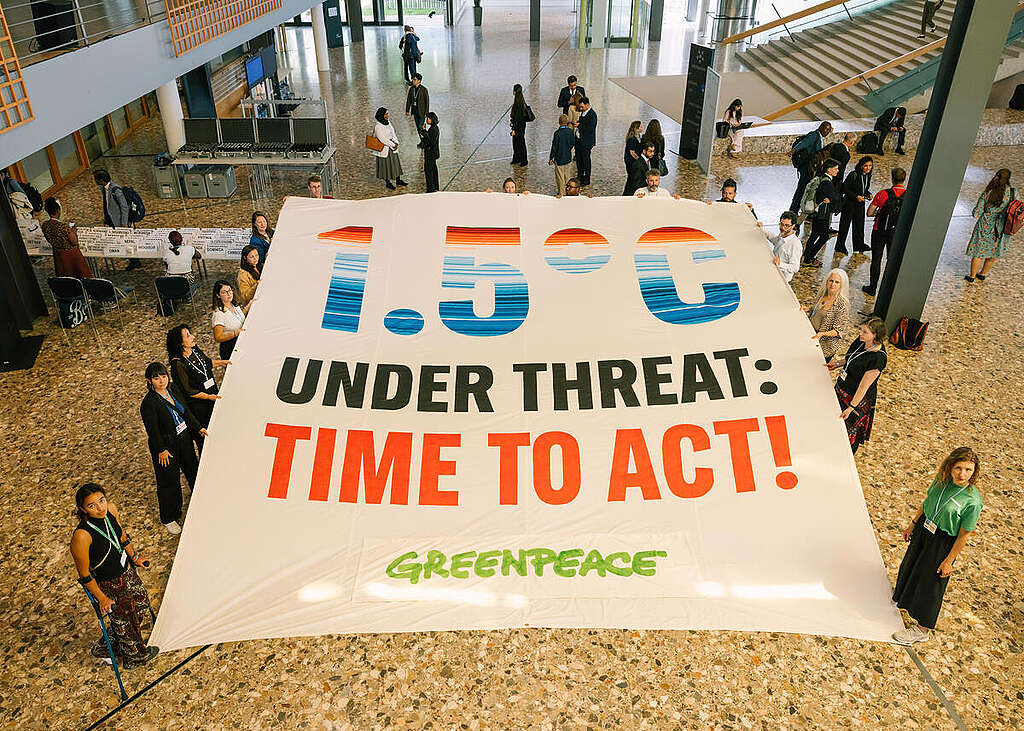 Banner Calling to Action on 1.5 degrees inside Bonn. © Marie Jacquemin / Greenpeace