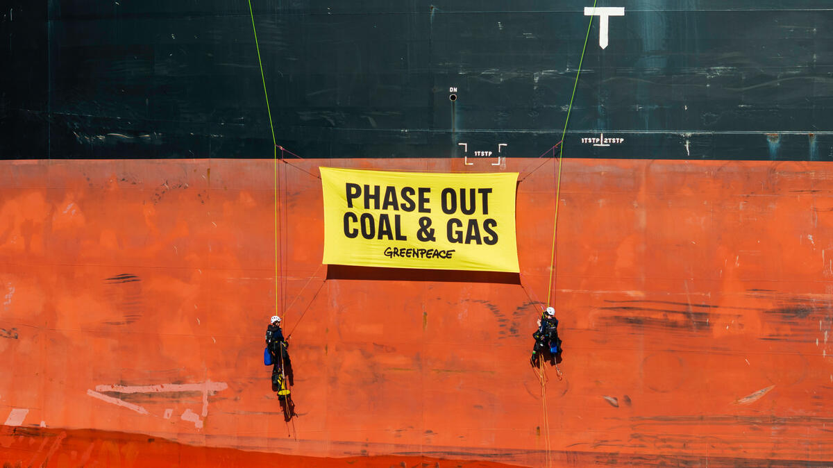 Activists Block Coal Ship from Entering Coal Port in Newcastle, Australia. © Bianca Vitale / Greenpeace