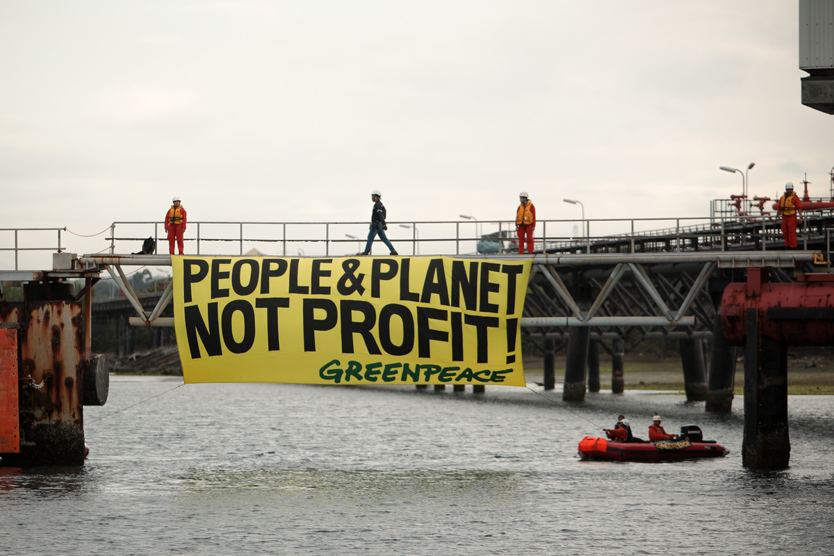 Action at Shell's Batangas Oil Refinery in the Philippines. © Jilson Tiu / Greenpeace