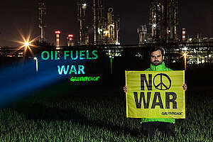 Projection on Oil Giant MOL’s Refinery in Hungary. © Zsuzsi Dorgo / Greenpeace