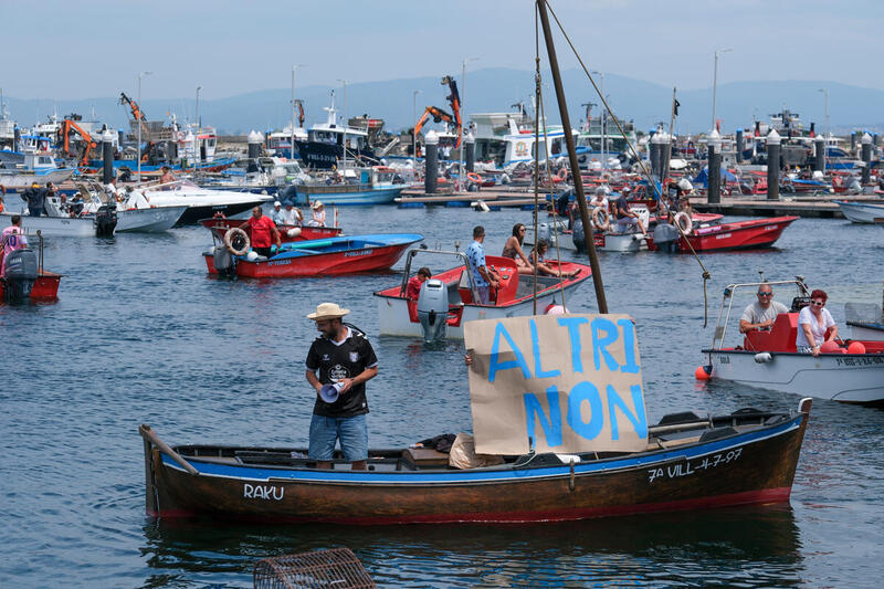 Tens of thousands of people took part in A Illa de Arousa in a massive demonstration against the
Altri/Greenfiber mega-cellulose plant project.