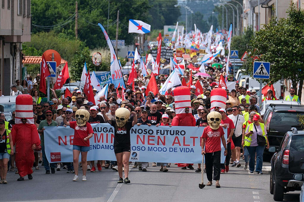 Tens of thousands of people took part in A Illa de Arousa in a massive demonstration against the
Altri/Greenfiber mega-cellulose plant project.